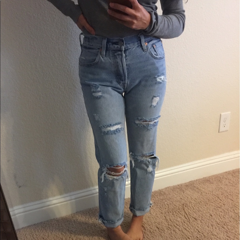 *reposh* Levi’s 501s ripped size 25